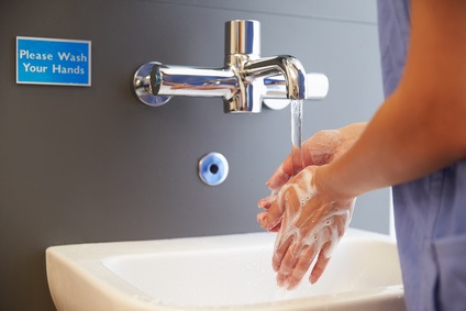 On estime que seulement 7 % des personnels soignants se lavent correctement les mains avant et après les soins (Visuel Fotolia 91502133)